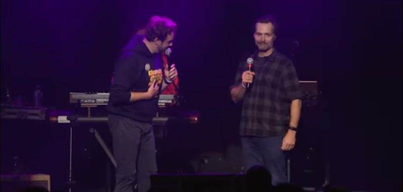 Las estrellas de Ted Lasso se vuelven a reunir y cantan "Shallow" en un evento benéfico.