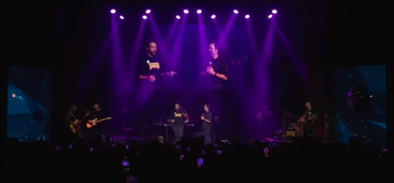 Las estrellas de Ted Lasso se vuelven a reunir y cantan "Shallow" en un evento benéfico.
