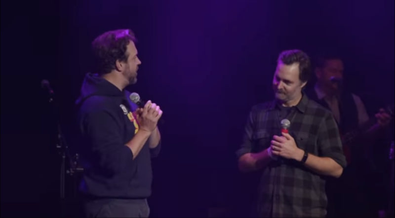 Las estrellas de Ted Lasso se vuelven a reunir y cantan "Shallow" en un evento benéfico.