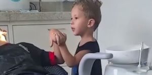 El apoyo de un niño de tres años en la visita dental de su hermano te calentará el corazón. Mira el video.