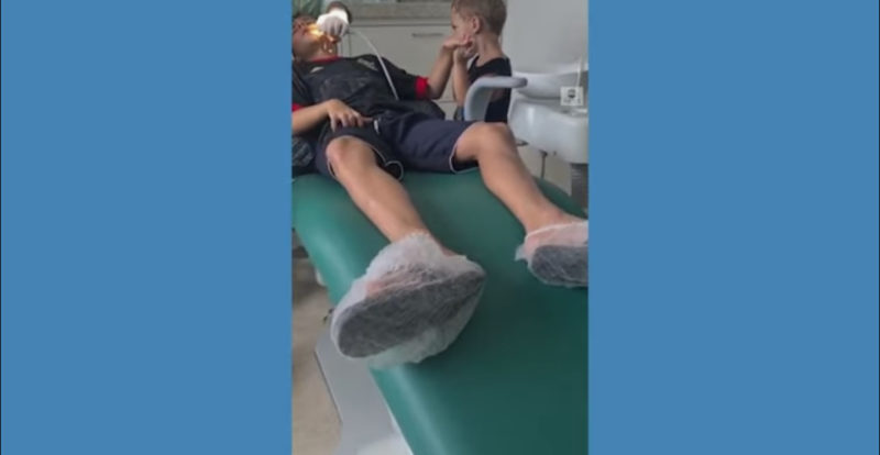 El apoyo de un niño de tres años en la visita dental de su hermano te calentará el corazón. Mira el video.