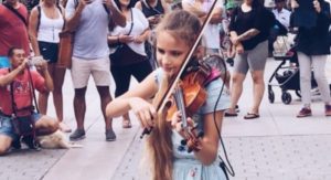 Madre e hija a menudo se presentan para espectadores callejeros y tienen millones de seguidores en línea | Descubre por qué