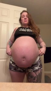 Mujer luce un abultado vientre de embarazo, generando preguntas sobre el verdadero número de sus bebés.