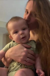 Mujer luce un abultado vientre de embarazo, generando preguntas sobre el verdadero número de sus bebés.