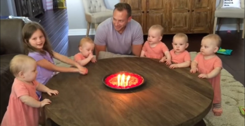 "Hijas desean a papá un feliz cumpleaños. Mira a los bebés mientras ap