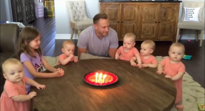 "Hijas desean a papá un feliz cumpleaños. Mira a los bebés mientras ap