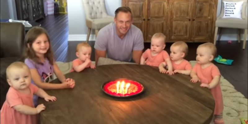 "Hijas desean a papá un feliz cumpleaños. Mira a los bebés mientras ap