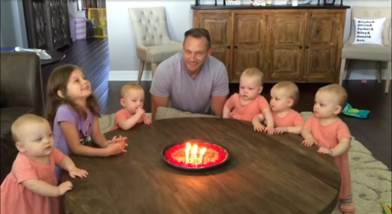 "Hijas desean a papá un feliz cumpleaños. Mira a los bebés mientras ap