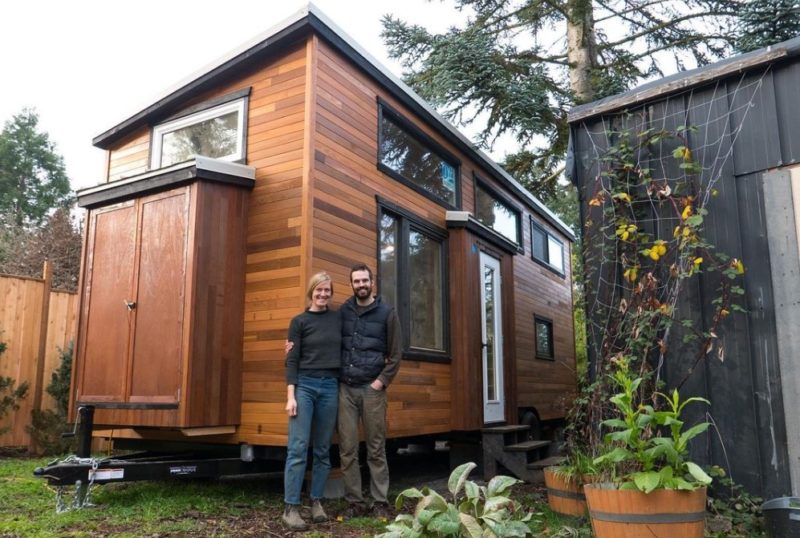 "La pareja no tenía mucho dinero, ¡pero construyeron esta pequeña casa con un interior increíble! ¡Échale un vistazo!"