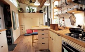 "La pareja no tenía mucho dinero, ¡pero construyeron esta pequeña casa con un interior increíble! ¡Échale un vistazo!"
