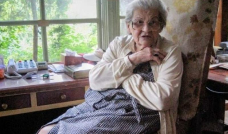 La mujer mayor no ha hecho ninguna limpieza en