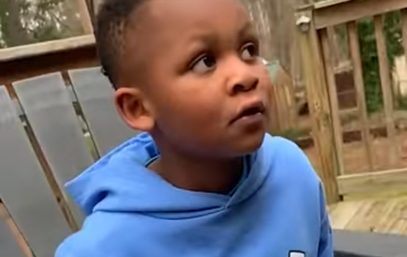 "La reacción emocional de un niño de 6 años al convertirse oficialmente en parte de su familia de acogida calentará tu corazón."