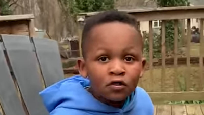"La reacción emocional de un niño de 6 años al convertirse oficialmente en parte de su familia de acogida calentará tu corazón."