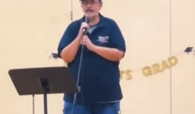 Todos se rieron cuando el conserje de la escuela decidió cantar en el espectáculo de talentos, luego comenzó la música.