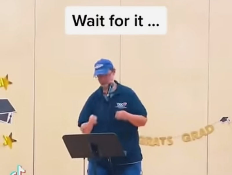 Todos se rieron cuando el conserje de la escuela decidió cantar en el espectáculo de talentos, luego comenzó la música.