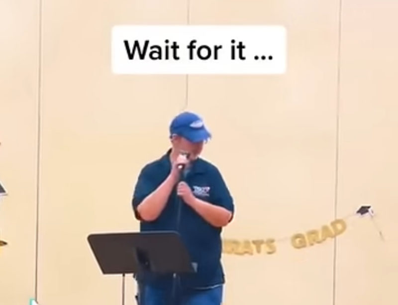 Todos se rieron cuando el conserje de la escuela decidió cantar en el espectáculo de talentos, luego comenzó la música.