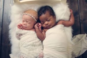 La mamá de los gemelos "Blanco y Negro" dice que la gente no cree que ella sea su madre... Mira el adorable video para ver cómo les enseña a abrazar su singularidad.