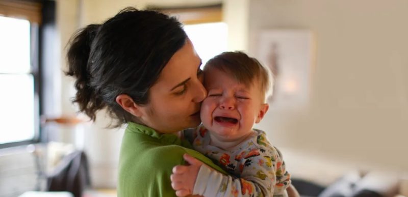 Cuando mamá ve que su bebé se niega a comer, su instinto materno le dice que lo lleve al hospital.