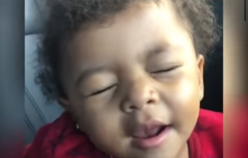 Pequeña estrella ilumina Internet: La adorable interpretación de "Dancing With A Stranger" por parte de un niño de 2 años se vuelve viral.
