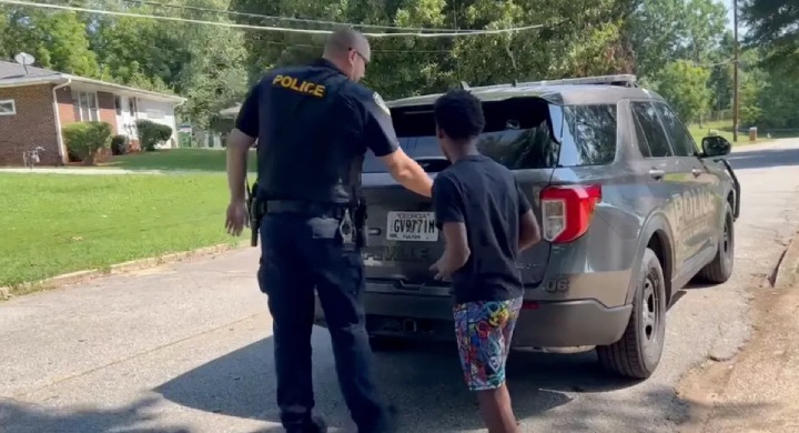 Vecinos llaman a la policía por niño que ahorra para una PS5 cortando el césped, ¡pero lo que
