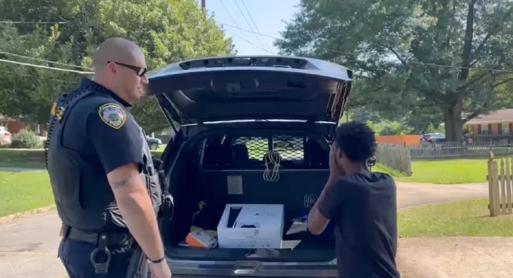 Vecinos llaman a la policía por niño que ahorra para una PS5 cortando el césped, ¡pero lo que
