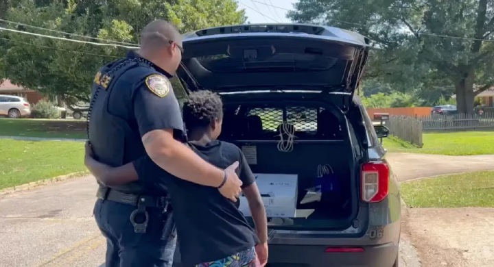 Vecinos llaman a la policía por niño que ahorra para una PS5 cortando el césped, ¡pero lo que
