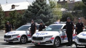 Vecinos llaman a la policía por niño que ahorra para una PS5 cortando el césped, ¡pero lo que