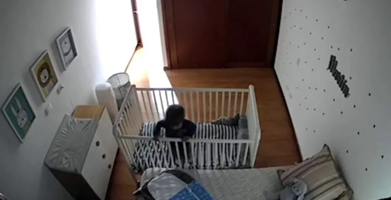 Capturando la ternura: La divertida escapada de un niño de la cuna ¡Grabada en cámara!