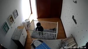 Capturando la ternura: La divertida escapada de un niño de la cuna ¡Grabada en cámara!