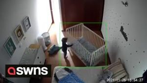 Capturando la ternura: La divertida escapada de un niño de la cuna ¡Grabada en cámara!