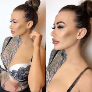 Desvelando la apariencia natural: Observa la transformación de una mujer, con un 95% de tatuajes, al revelar su aspect