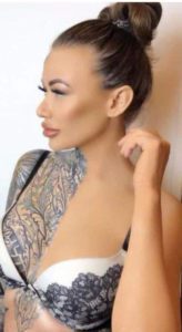 Desvelando la apariencia natural: Observa la transformación de una mujer, con un 95% de tatuajes, al revelar su aspect