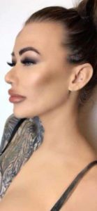 Desvelando la apariencia natural: Observa la transformación de una mujer, con un 95% de tatuajes, al revelar su aspect