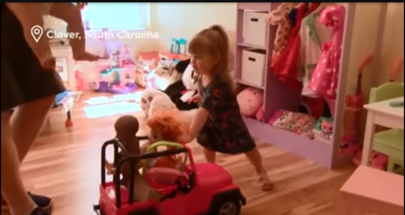 Una niña de 2 años defiende su elección de muñeca ante la pregunta del cajero, dejando a su mamá asombrada. Mira el video aquí.