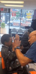 Corte de pelo conmovedor: Mira cómo este barbero reconforta a un niño con necesidades especiales. No podrás contener las lágrimas.