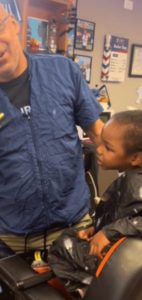 Corte de pelo conmovedor: Mira cómo este barbero reconforta a un niño con necesidades especiales. No podrás contener las lágrimas.