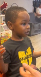 Corte de pelo conmovedor: Mira cómo este barbero reconforta a un niño con necesidades especiales. No podrás contener las lágrimas.
