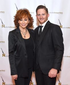 El secreto de Reba McEntire para criar a una superestrella centrada: un vistazo a su estilo de crianza sencillo.
