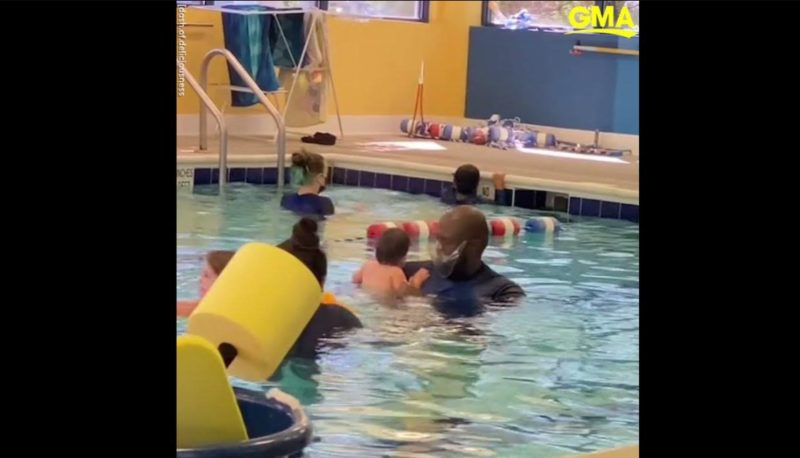 VIDEO: Mira cómo este bebé y el instructor de natación derriten corazones juntos.