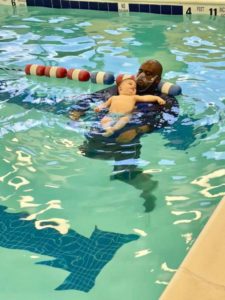 VIDEO: Mira cómo este bebé y el instructor de natación derriten corazones juntos.