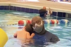 VIDEO: Mira cómo este bebé y el instructor de natación derriten corazones juntos.