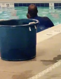 VIDEO: Mira cómo este bebé y el instructor de natación derriten corazones juntos.