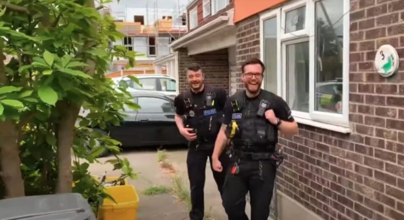La policía corre a una casa tras escuchar gritos aterradores, ¡pero lo que encontraron dentro te hará reír a carcajadas!