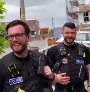 La policía corre a una casa tras escuchar gritos aterradores, ¡pero lo que encontraron dentro te hará reír a carcajadas!