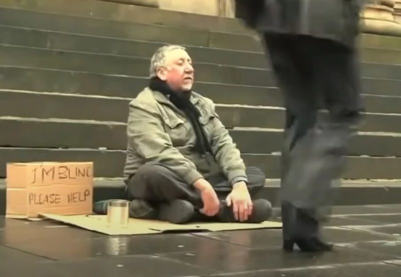 Desapercibida por la gente, la situación de un hombre ciego transformada por una mujer que cambia su letrero.