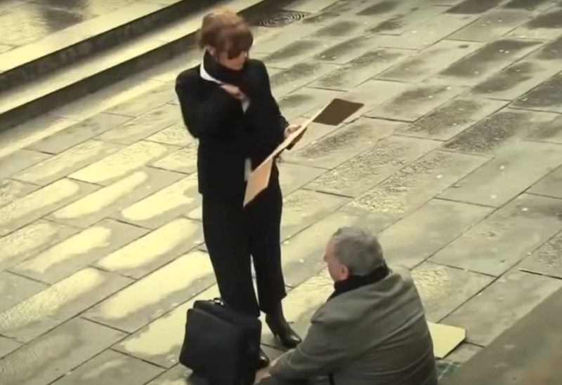 Desapercibida por la gente, la situación de un hombre ciego transformada por una mujer que cambia su letrero.