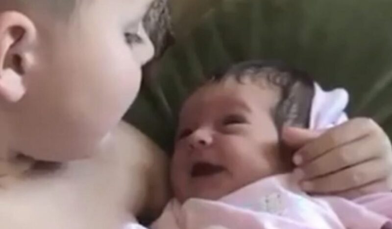 Niño sostiene a su hermanita por primera vez y estalla en canción.