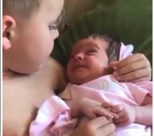 Niño sostiene a su hermanita por primera vez y estalla en canción.