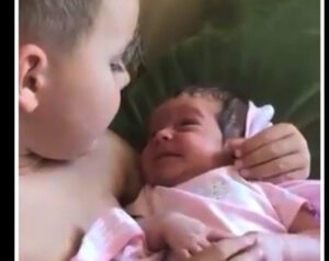 Niño sostiene a su hermanita por primera vez y estalla en canción.