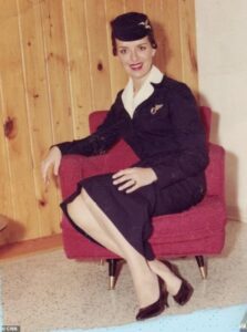 Una auxiliar de vuelo de 86 años ha batido el récord por el tiempo más largo en servicio en el mundo...